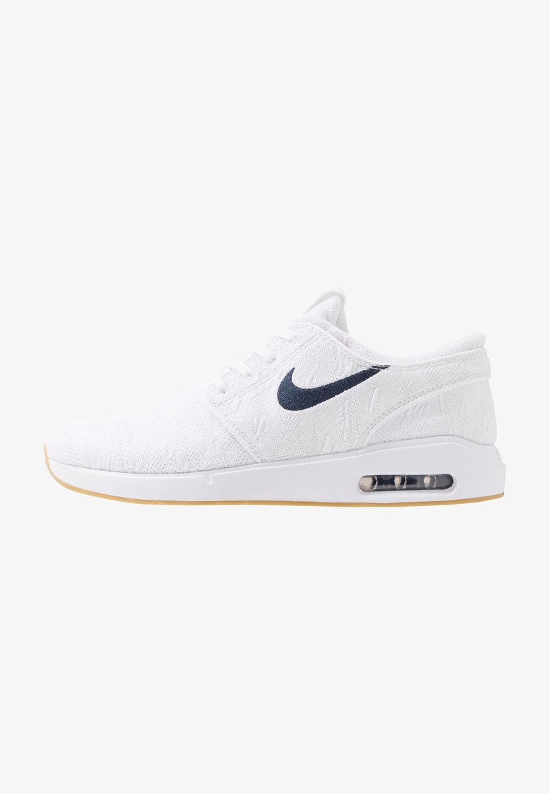 Baskets blanches Nike Air Max avec logo swoosh bleu marine, tige en maille, lacets, coussinet d'air visible dans la semelle et semelle extérieure marron clair.