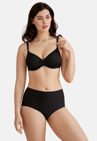 Sort polstret bh med justerbare stropper og en glat overflade, parret med højtaljede sorte trusser. Begge har et minimalistisk design.