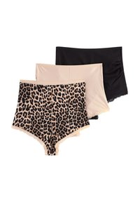 Tři páry spodního prádla: černé, světlé béžové a s leopardím vzorem. Každé má vlněný lem a je vyrobeno z měkkého, elastického materiálu.