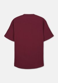 Camicia a maniche corte color bordeaux, vista posteriore, con orlo arrotondato, tessuto uniforme e taglio semplice senza decorazioni.