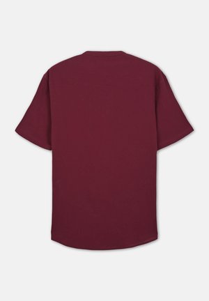 Chemise à manches courtes, couleur bordeaux, avec un ourlet inférieur arrondi et un design simple et épuré. Confectionnée dans un tissu lisse et léger.