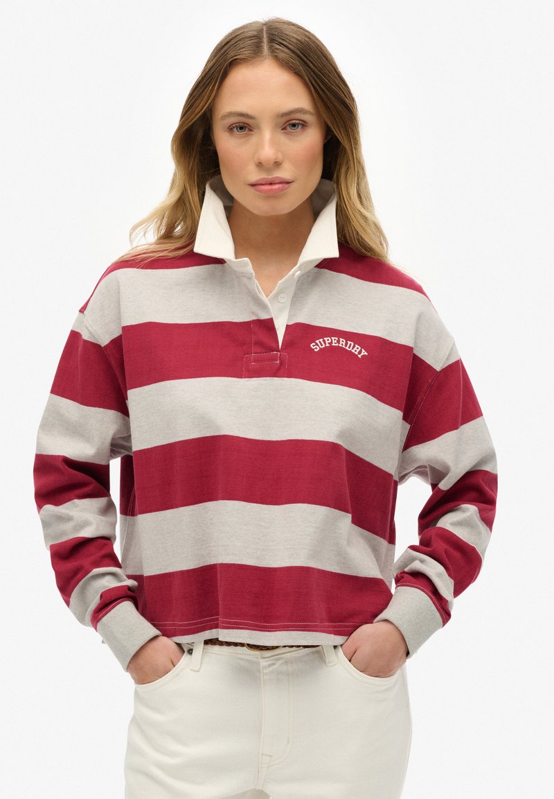Maglietta da rugby a righe rosse e grigie con collo a polo, con la scritta "Superdry" sul petto, realizzata in morbido cotone.