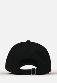 Căciulă de baseball neagră cu vizieră curbată, textură de țesătură, curea ajustabilă la spate și fără logo-uri sau modele vizibile.