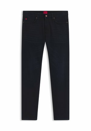 Mörkblå jeans av denim, med rak bendesign, fem fickor, kopparfärgad hårdvara och en röd logotyp patch på midjan.