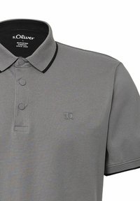 Graues Poloshirt aus strukturiertem Stoff. Es verfügt über einen schwarzen Kragen, eine dreiknopfige Knopfleiste und ein kleines Logo auf der Brust.