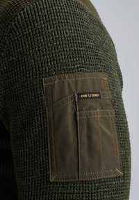Maglione verde oliva a maglia con un motivo testurizzato, dotato di una robusta toppa in tessuto e tasche sulla spalla sinistra, etichettato PME LEGEND.