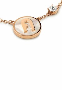 Rose guld armbånd med en rund perlemorsvedhæng med et hævet bogstav "A" og en klar krystal accent på kæden.