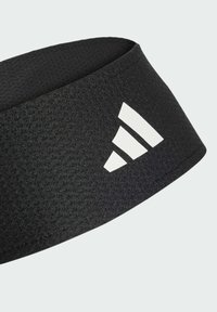 Schwarzes sportliches Stirnband aus strukturiertem Stoff mit weißem Adidas-Logo. Verfügt über ein breites Design für einen sicheren Sitz während der Aktivitäten.