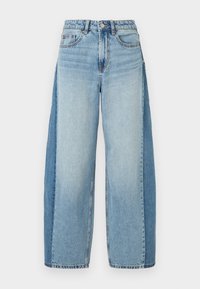 Hellblaue Denim-Hose mit weitem Bein, mit einem ausgewaschenen Finish, fünf Taschen, Knopfverschluss und fransigen Säumen. Abgegriffene Textur und Steppnähte.