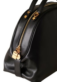 Borsa a mano in pelle nera dalla forma strutturata, con cerniera e dettagli in metallo dorato. Texture liscia con finitura lucida e dettaglio di cucitura centrale.