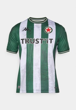 Zeleno-biela pruhovaná futbalová dres s okrúhlym výstrihom, ktorý obsahuje logo s červenou hviezdou a textom "TRUST'IT" v tučnom čiernom písmene.