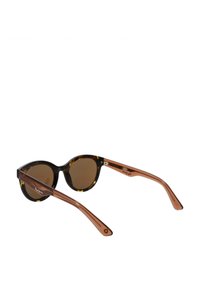 Gafas de sol de estilo cat-eye con montura de carey y lentes tintados en marrón. Presentan brazos de plástico marrón con un sutil logotipo y una textura suave.