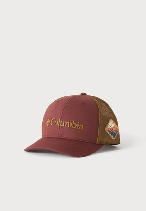 Bordowa i brązowa siatkowa czapka bejsbolowa z zakrzywionym daszkiem, logo "Columbia" z przodu oraz kolorowa geometryczna naszywka na bocznym panelu.
