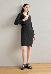 Thumbnail Image 4