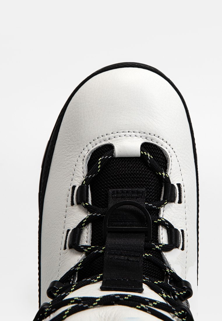 Weißer Wanderschuh aus Leder mit schwarzem Mesh und Schnürsenkeln. Verfügt über kontrastierende limonengrüne Akzente, eine schützende Zehenkappe und eine strukturierte Oberfläche.
