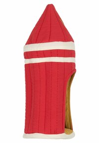 Glugă din material roșu cu vârf ascuțit, având dungi orizontale albe și textură matlasată. Captuseala moale de culoare bej este vizibilă în interior.