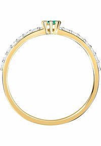 Goldring mit einem zentralen Cluster aus drei grünen Steinen, umgeben von einer Reihe kleiner klarer Steine entlang des Bands.