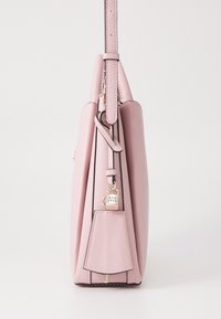 Borsa a tracolla verticale di colore rosa con texture, dalla forma strutturata, con dettaglio a fibbia e accenti in hardware dorato. Con tracolla regolabile.