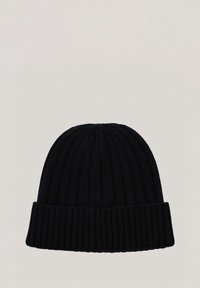 Czarna dzianinowa czapka beanie z prążkowaną teksturą i złożonym mankietem, z zaokrągloną górą, wykonana z elastycznego materiału dla wygody.