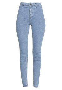 Jeans ajustados de talle alto en azul claro, fabricados en denim con una textura suave. Presentan un cierre frontal con botón y un diseño clásico de cinco bolsillos.