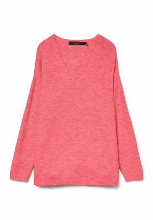 Mīksts rozā adīts garām piedurknēm džemperis ar dziļu V-veida izgriezumu un vaļīgu piegriezumu, nolikts plakans uz balta fona.