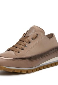 Světlé kožené tenisky s kulatou špičkou, texturovaným svrškem a hnědými šněrovadly. Mají kovový pruh po straně a polstrovanou gumovou podešev.