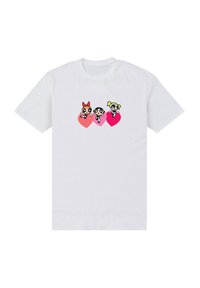 Camiseta blanca de algodón con tres personajes de dibujos animados representados sobre corazones. Los personajes incluyen a una chica con cabello rojo, negro y rubio.