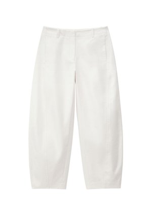 Witte broek met hoge taille en wijde pijpen, voorzien van riemlussen, voorste naaddetails en zijzakken, weergegeven op een effen witte achtergrond.