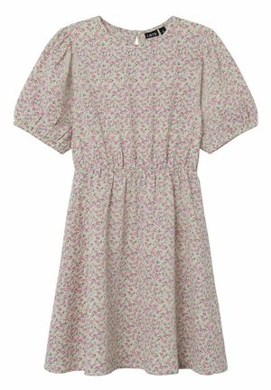 Sukienka w kwiatowy wzór z krótkimi bufkami, marszczoną talią i spódnicą do kolan. Materiał cechuje się lekką, przewiewną fakturą w pastelowych kolorach.