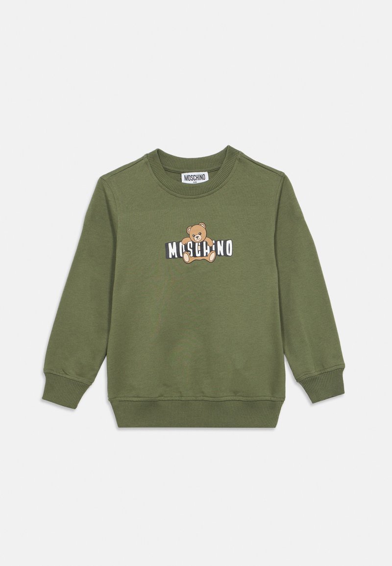 Felpa di cotone verde oliva con maniche lunghe, polsini a coste e scollo rotondo. Presenta una grafica stampata di un orso e la scritta "Moschino".