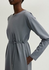 Touché Privé WITH BELTED  - Maxi šaty - grey