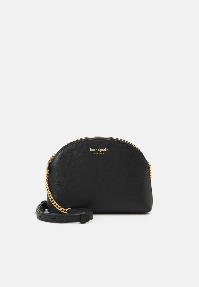 Svart läder crossbody-väska med en böjd form, guldfärgad hårdvara och kedjedetalj. Har en dragkedjestängning och justerbar rem.