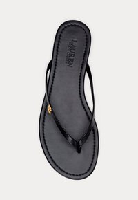 Șlapi din piele neagră cu barete subțiri, detaliu logo „RL” auriu și inscripție „Lauren Ralph Lauren” în relief pe talpă.