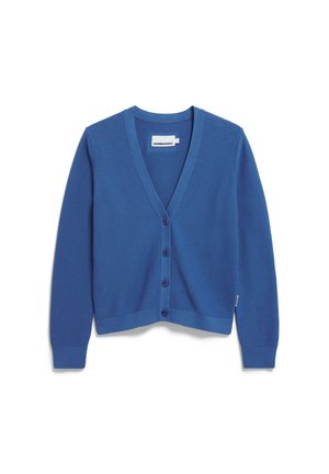Cardigan bleu à manches longues et décolleté en V avec quatre boutons sur le devant et des poignets côtelés, posé à plat sur un fond blanc.