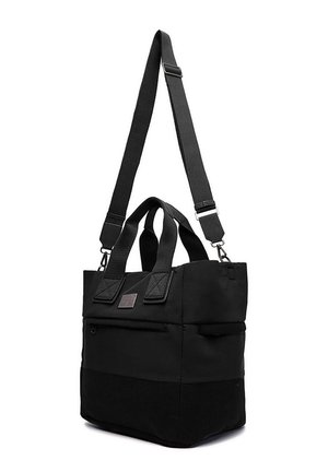 Borsa tote rettangolare nera con doppi manici e tracolla regolabile e rimovibile, dotata di tasche esterne con cerniera e laterali.