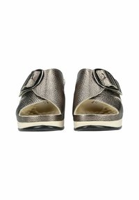 Sandali aperti in bronzo metallico con un finish testurizzato, una fascia larga con una fibbia nera e un design della suola leggermente rialzato.