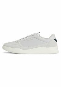 Jasnoszare sneakersy z połączeniem gładkich i zamszowych tekstur, białą gumową podeszwą oraz subtelnym złotym logo z boku.