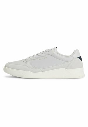 Jasnoszare sneakersy z połączeniem gładkich i zamszowych tekstur, białą gumową podeszwą oraz subtelnym złotym logo z boku.