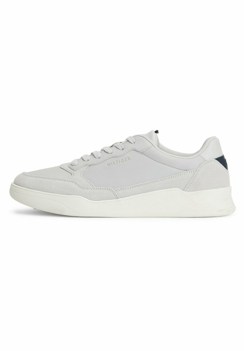 Jasnoszare sneakersy z połączeniem gładkich i zamszowych tekstur, białą gumową podeszwą oraz subtelnym złotym logo z boku.