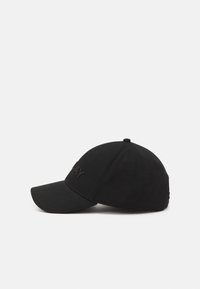 Cappellino da baseball in cotone nero con visiera curva, testo ricamato sulla parte anteriore, sei fori di ventilazione e finitura in tessuto testurizzato.