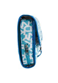 Bolsa azul con cremallera que presenta un patrón gráfico blanco, material suave, forma rectangular y un forro interior en contraste.