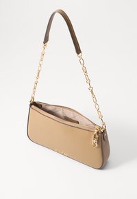 Sac à main en cuir tan avec une bandoulière en chaîne dorée, de forme courbée, fermeture éclair et logo embossé sur le devant. L'intérieur est doublé en beige.