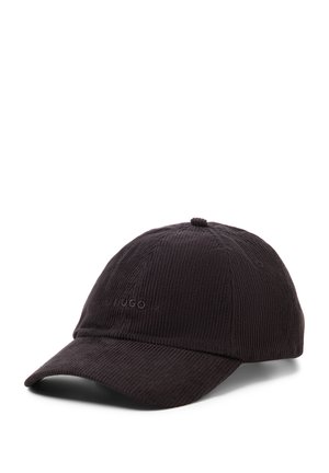 Schwarze Cord-Baseballkappe mit gebogenem Schirm und dezent eingraviertem Markenlogo auf der Vorderseite.