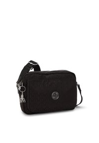 Sort nylon skuldertaske med lynlåslukning, geometrisk mønster, metallisk hardware, præget logo og en charms tilbehør. Justerbar rem inkluderet.