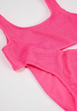 Ružový, textúrovaný bikinový set pozostávajúci z crop topu s hrubými ramienkami a zodpovedajúcich spodných častí. Tkanina má rebrovaný, elastický dizajn.