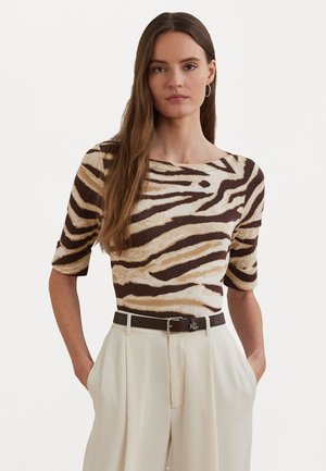 Brun og beige stripete topp med korte ermer, rund hals, myk tekstur; kombinert med kremfargede vide bukser og et brunt belte.