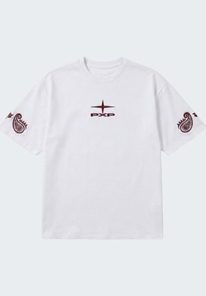 T-shirt bianca a maniche corte con logo "PXP" bordeaux e stella sul petto, motivi paisley su entrambe le maniche.