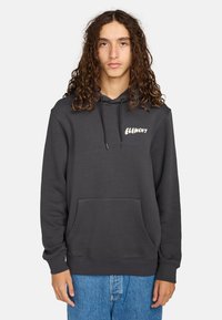 Sudadera gris oscuro con un bolsillo canguro en la parte delantera. Presenta un logo blanco de "ELEMENT" en el pecho. Tela suave y puños acanalados en las mangas.