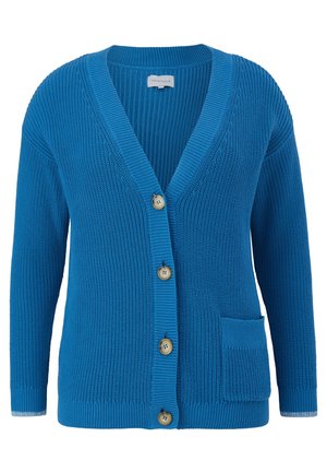 Blå strikket cardigan med V-udskæring, fire knapper, lange ærmer og en lille forlommer på højre side.