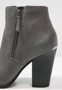 MICHAEL Michael Kors High Heel Stiefelette - grey